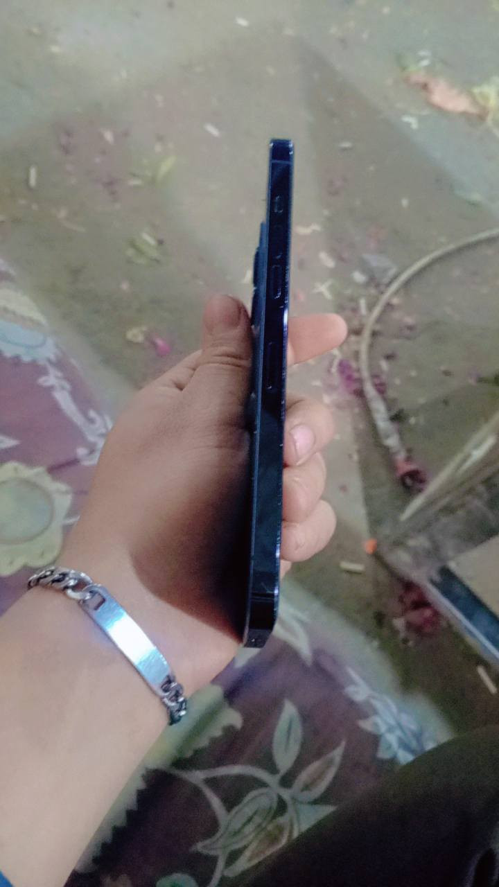 السلام عليكم ايفون 12 برو ماكس للبيع بطارية 92 امبدل بس ضهر الباقي كلة مكفول ذاكره 256 ويا 4 كفرات هدية  بسعر 500 بي مجال بصيط أو مراوس وية 13 برو ماكس ونطي فرق بس كون مكفول للتواصل ***********
