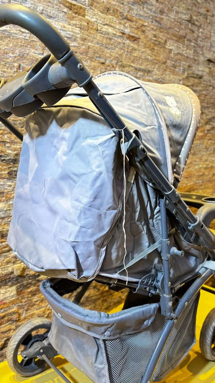 سلام عليكم
عربانة طفل 
بسعر 60 
•لون أنيق: رمادي مع تصميم منقط
•مريحة للطفل 
•طي سريع للتخزين أو النقل
•فيها صينية أمامية مع حامل كوب + سلة تخزين تحت
•مناسبة للمشاوير والسفر


**إذا كنت صاحب هذا الإعلان وتريد حذفه لأي سبب، رجاءا أرسل رسالة إلى الدعم الفني**