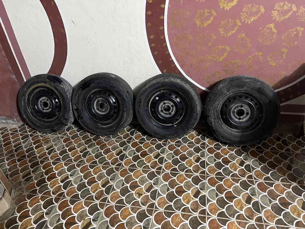 السلام عليكم شباب وياله وتايرات للبيع حجم 13 ع 185
الاتصال ع رقم ***********
