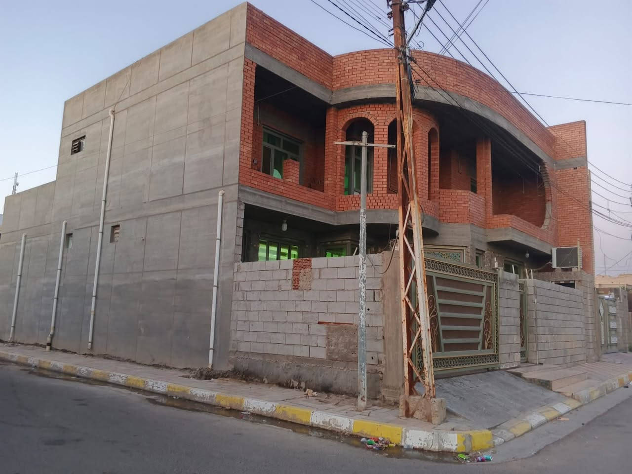 دار للبيع الرمادي شارع المعارض خلف صيدليه سمر
طابو ملك صرف المساحه 270 متر
ركن واجه 13 ونص
نزال 20 متر
شارع عرض 10
بناء 2023 حديث
طابقين طابق الأول بناء حجر مكون من غرفتين وصاله وهول واستقبال ومطبخ وخدمات كامله
طابق ثاني بناء طابوق احمر مكون من 4 غرف نوم صاله مطبخ حمامات
#الدار #باسمي تنازل مباشر 

للستفسار الاتصال
***********
***********
