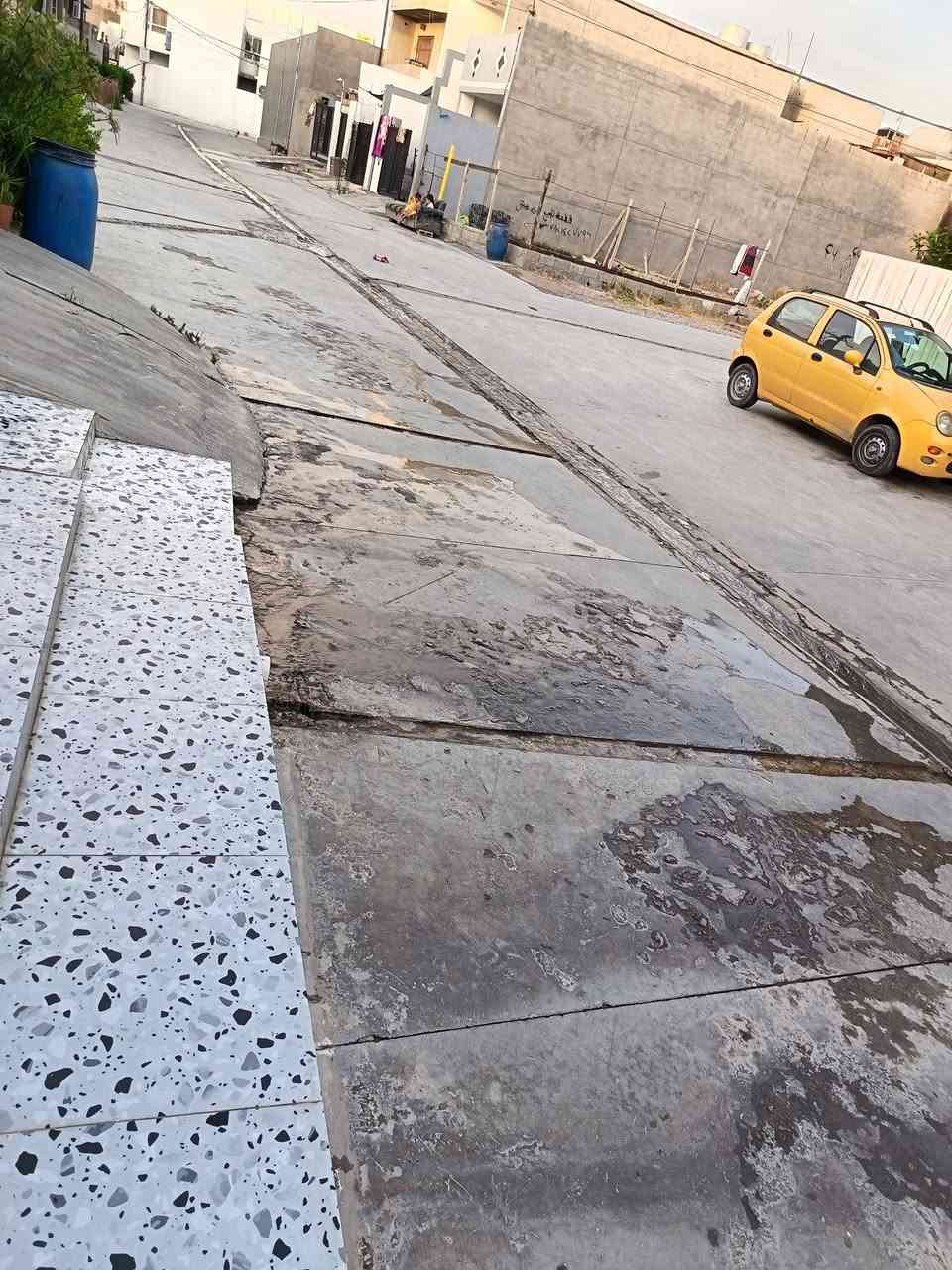 السلام عليكم 

🟢دار للبيع  زراعي طابو اسود.مضمون المساحه الكليه ١٢٠ متر(((((السعر 75 وبي مجال للاستفسار ***********))))) 
⚫️الموقع الحمزلي المربع الذهبي 

البيت طابق ونص بناء درجه اولى 
واجه مودرن 
خريطه حديثه على يد مهندسين 

الطابق الاول : غرفتين نوم 
مطبخ 
صحيات وترك
استقبال 

الطابق الثاني غرف نوم 

المنطقه تبليط  وانترنيت ضوئي كامل خدمات والمدرسه مسافه ١٥ متر
