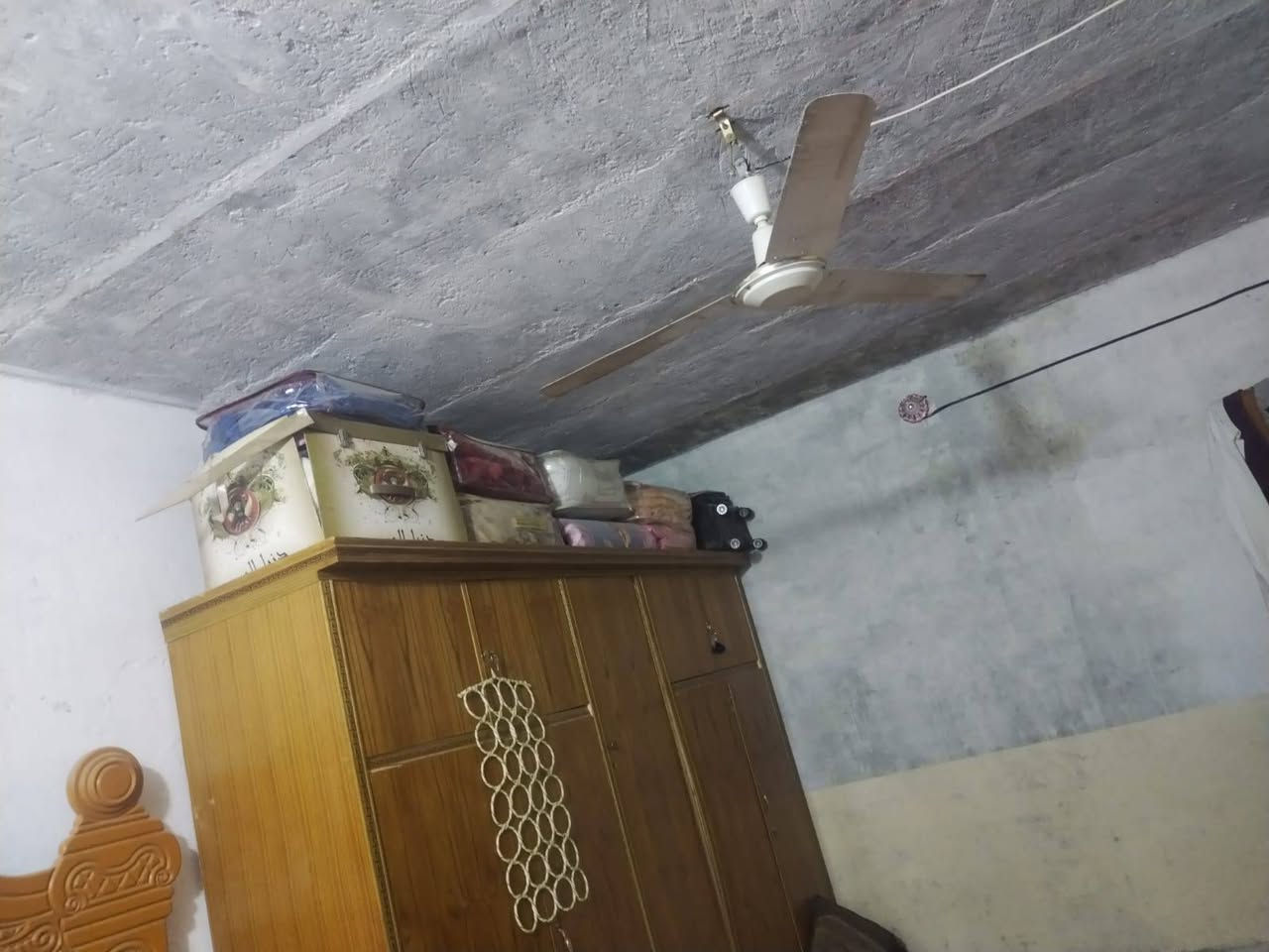 سلام عليكم  بيت 100متر شارع المطار الجديد شارع اسواق فدك  غرفة وصاله ومطبخ وستقبال   الستقبال  بعده ماكامل ومطبخ عايز لبخ  السعر 25 مكتب الصدرين  ***********
