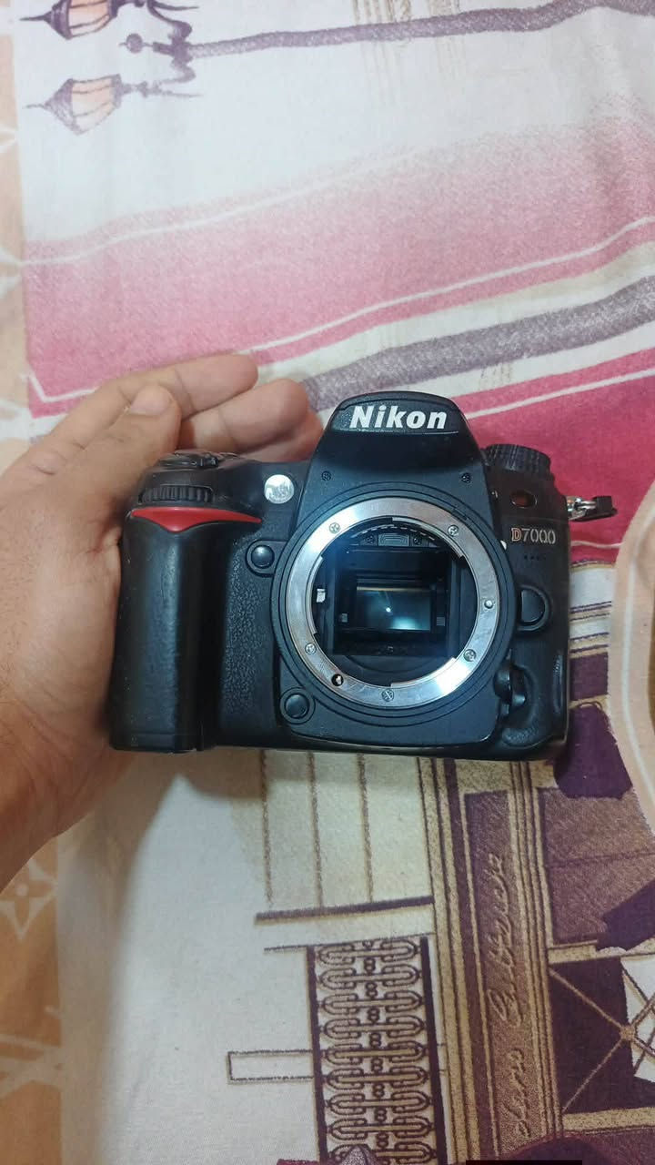 نيكون 7000D كامره نظيفه ويها عدسه 70-300 عدسه رياضيه صور كلش حلوه والسعر هاذ رقم ***********
