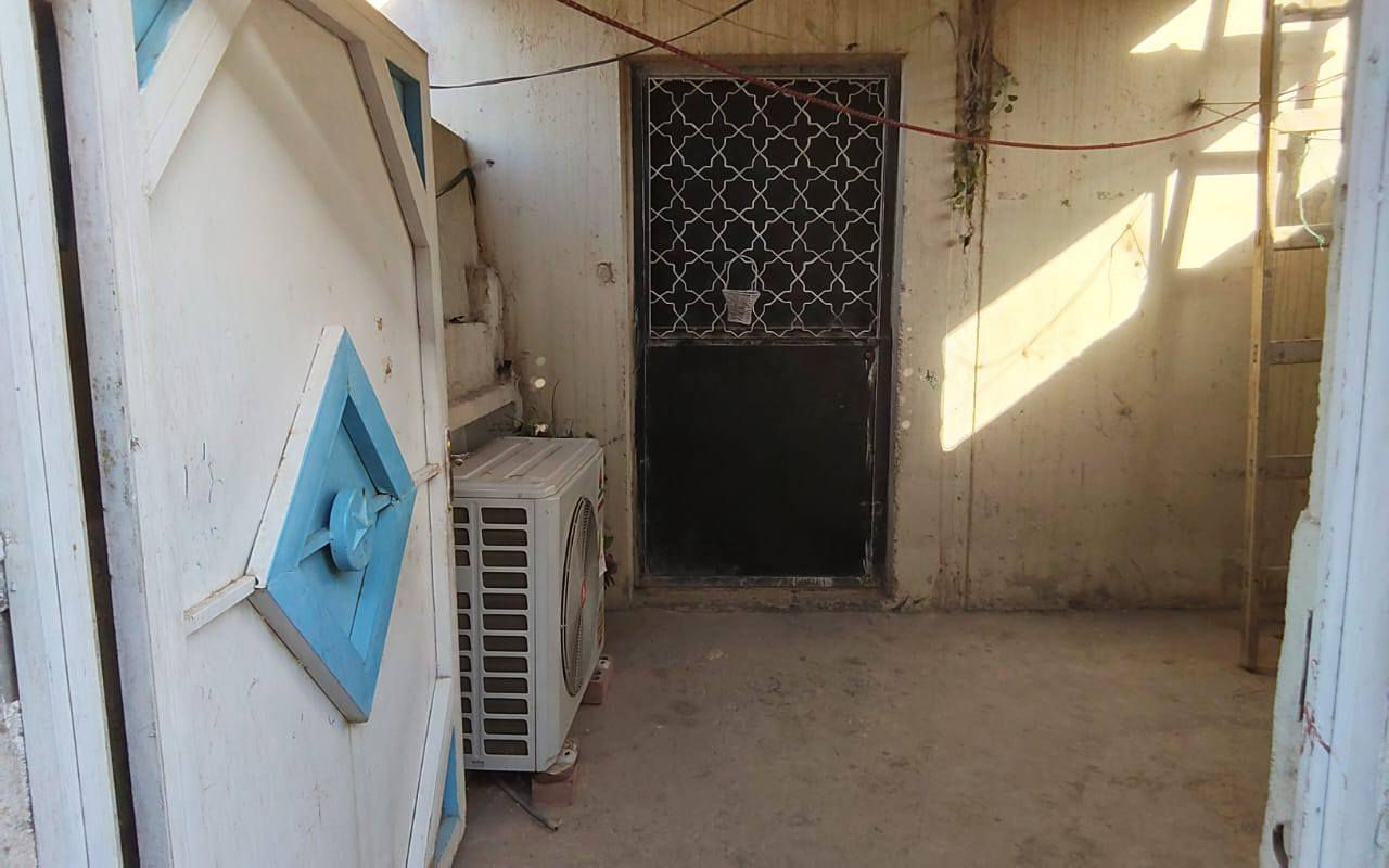 سلام عليكم شقة للبيع طابو صرف المكان كربلاء بالبناء الجاهز مقابيل حي الحسين تبعد عن الامام الحسين 2 كيلو 
تحتوي 
على مطبخ حار بارد
صاله
صحيات 
بلكونات 2
غرفة نوم  2 
للتفاصيل اكثر التواصل على الرقم ***********
