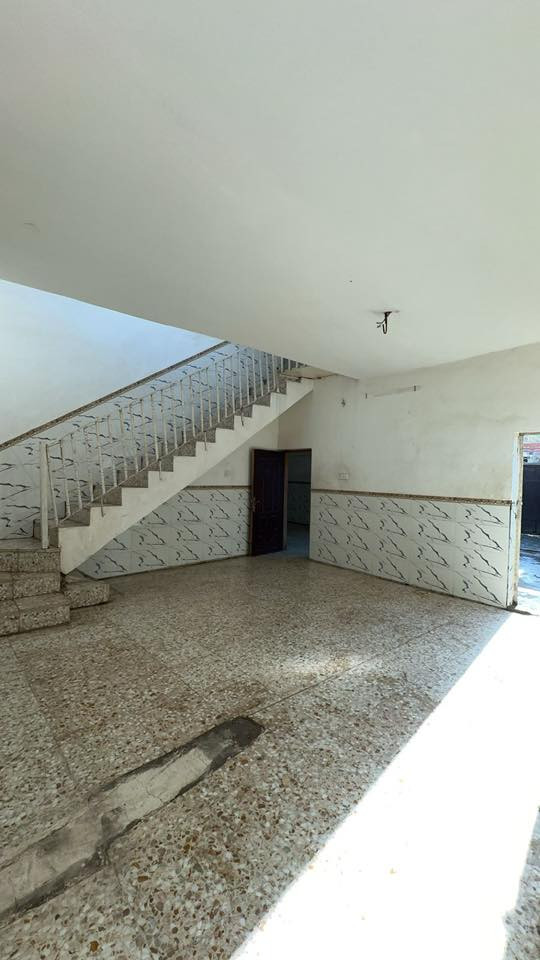 الايجار
المساحه 150 شارع 80 كربلاء مقابل مول نون ركن البيت 
***********
