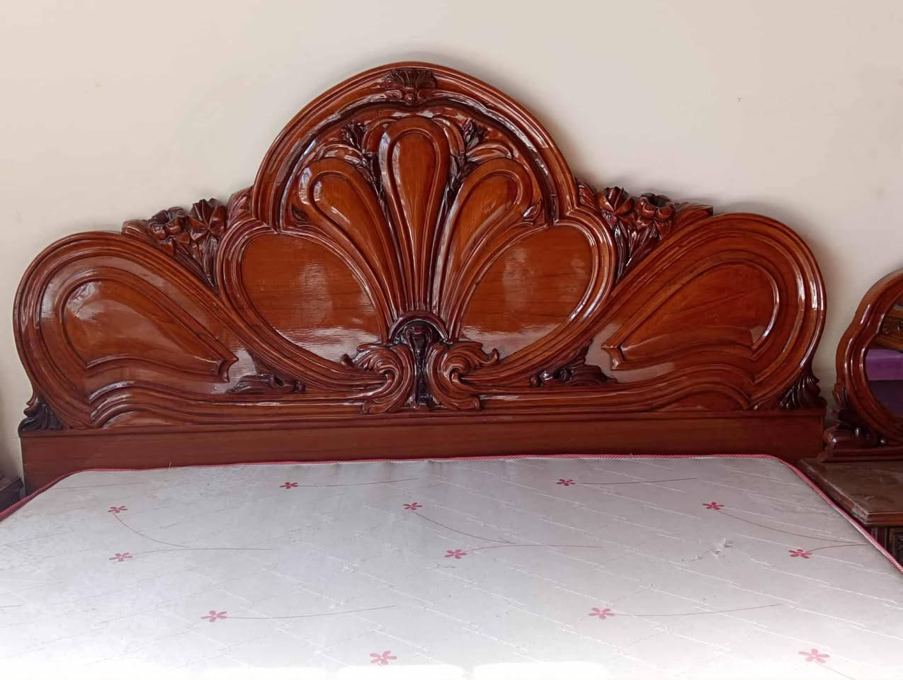 سلام عليكم غرفه نوم اخشاب بورمن صاج ملكي عمل نجاره الغرفه حلوه ونضيفه للبيع السعر خاص عنوان بابل مركز مدينه رقم التليفون ***********
