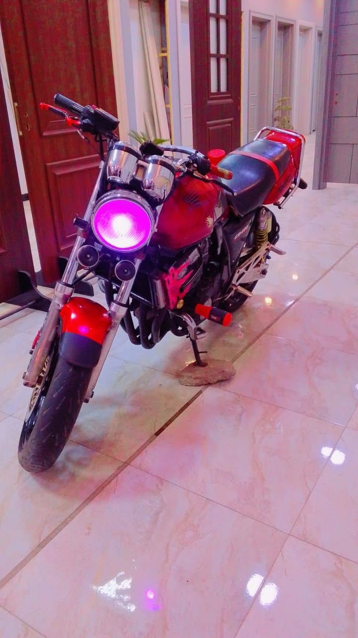السلام عليكم
سيبي جيل اول cb400

دراجه كير مكينه مكفوله ،

كل نقص مابيها 

شرط شلعه معدل تراس للبصره 

دراجه كامله من كلشي وشوفت عينك كشرها وكلشي كدامكم نعومه نكره بكل وقت 

مكانها انبار رمادي 
سعرها مليون 600وبيها مجال للطيبين ❤️🔥

ملاحضه موشراي لأتجي وضل دور سوالف دراجه تجي تجيك وتفحص بيها اي عيب لو برغي الك كل لحق بذاك لوقت 

تواصل 

 1 : *********** خلادي

 2 : *********** ابو آدم
