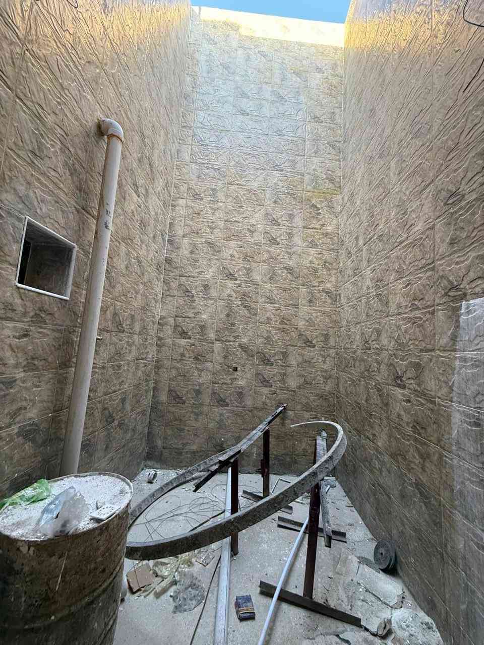 السلام عليكم بيت للبيع مساحة ١٧٥ متر في شارع ٨٠ مجاور عماره عراق البدر خلف التجاري مباشر بناء جديد غرف نوم عدد ٥ مجمع صحي عدد ٢ حديقه داخلية مطبخ حار وبارد بناء درجة اولى تسليم مفتاح للاستفسار الاتصال بالرقم ***********
