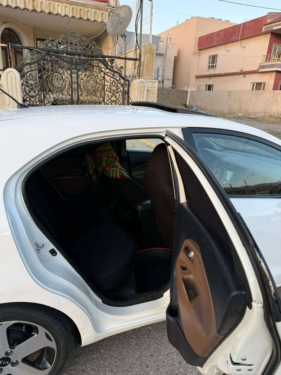 𝐊𝐢𝐚 𝐑𝐢𝐨 / 𝟐𝟎𝟏𝟒 

- نوع السيارة : كيا ريو 
- الموديل السيارة : 2014 
- السعر السيارة مناسب …. 89 $$$ ورقه 

- ضرر السيارة : ٢ قتعه تبديل شركة
- سقف بيهة شوية تحكيل 
- بدون دواخل و بدون ايرباك بشرط 
- السيارة ما بيهة مصرف تخم تايرات جديد
- تخم ويل جديد تخم امامي و تخم خلفي جديد

- محرك السيارة بدون نواقص
- محرك السيارة مرغوب 

- مكان السيارة : دهوك
- الهاتف : 0750.479.61.77


**إذا كنت صاحب هذا الإعلان وتريد حذفه لأي سبب، رجاءا أرسل رسالة إلى الدعم الفني**