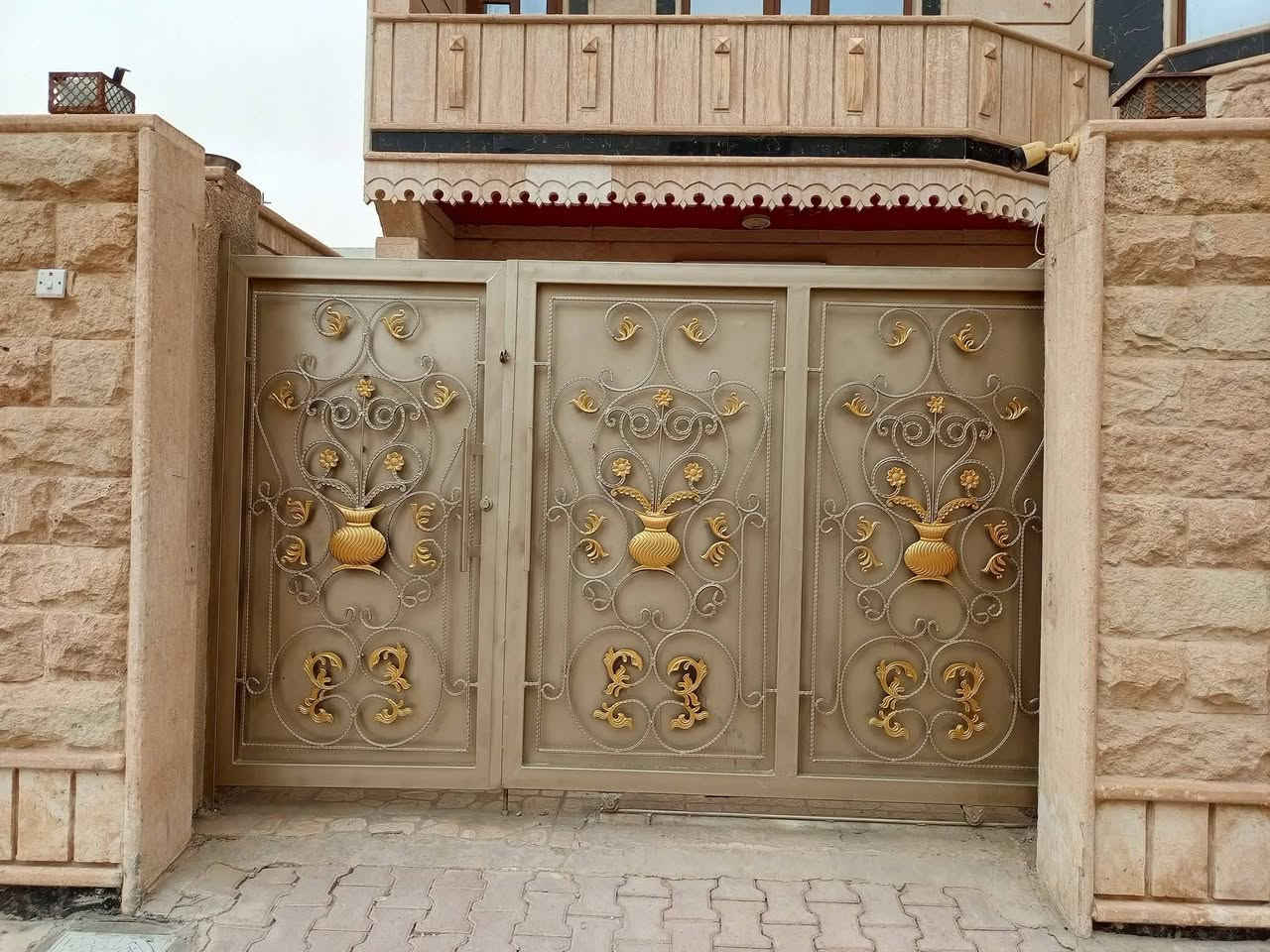 السلام عليكم صباغ حديد للابواب والشبابيك 
🔵🟢🔵🟢🔵🔴🔴🔴🔴
القطعه 25  مع التنظيف عمل درجه اولى 
رقمي ***********
