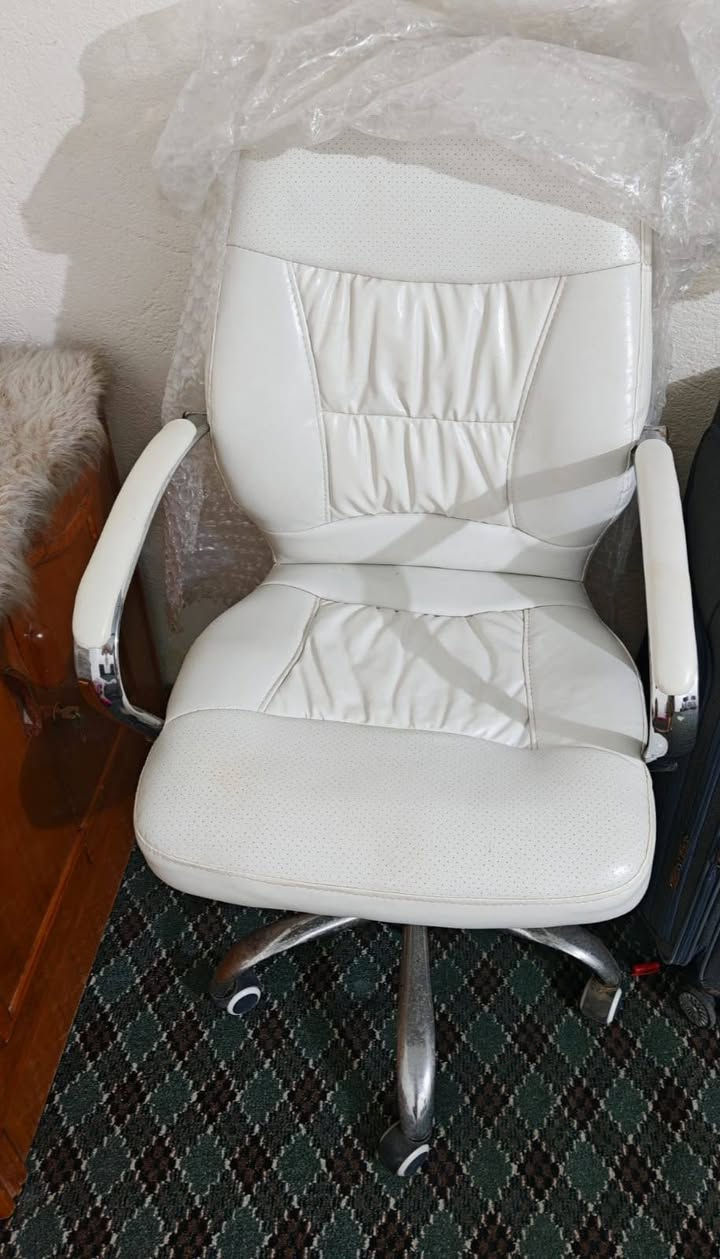 كرسي دوار حجم جبير كذلك ينفتح كامل سديه يصير  جديد استخدام قليل جدا بعده بالجيس يفيد مكتب او حلاقه او صالون مكان الهاشميه الي يريد يتفضل 75 وبي مجال قليل
***********
