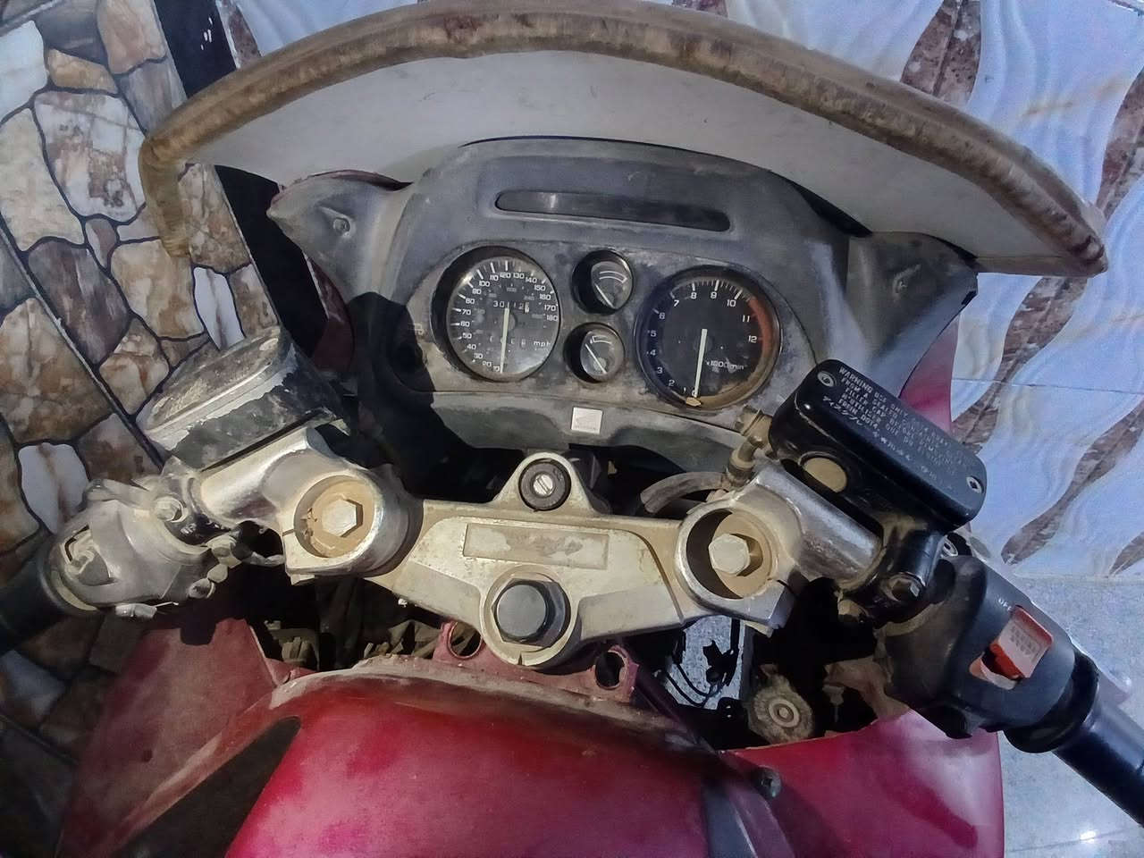 بطح سي بي ار ١١٠٠
للبيع 
كايمه بيه تبخير ومتروكه ابيعلك كوم حديد
السعر ٦ $
بغداد /المحموديه
***********
