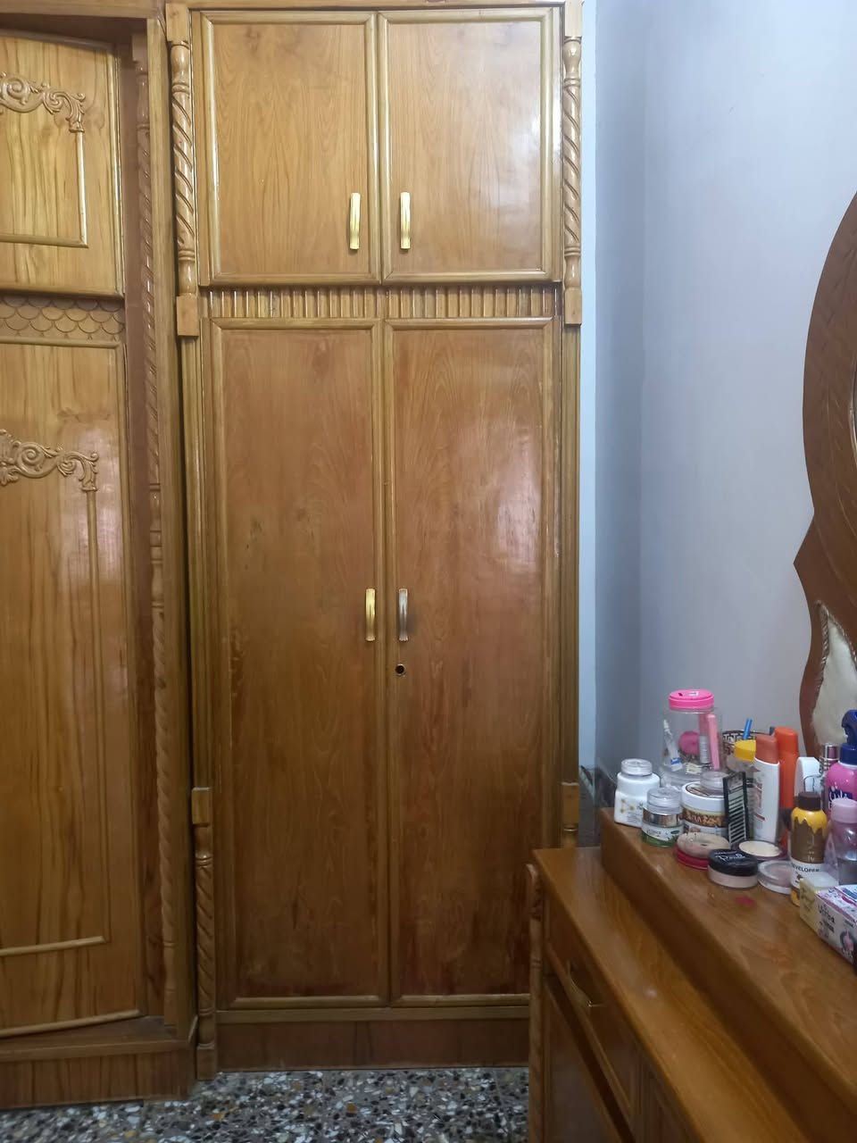 السلام عليكم غرفه اخشاب مستخدمه استخدم قليل (احطاطه) البيع ***********
