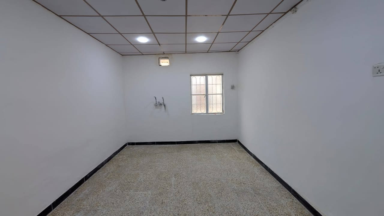 بيت بشارع الخنساء مساحه 167 بناء حديث خلف مفروشات أبو مصطفى  ايتكون الغرفتين ومطبخ وصاله وحمامات داخليه وحمامات خارجيه وبراني استقبال وحوش مفتوح
***********
