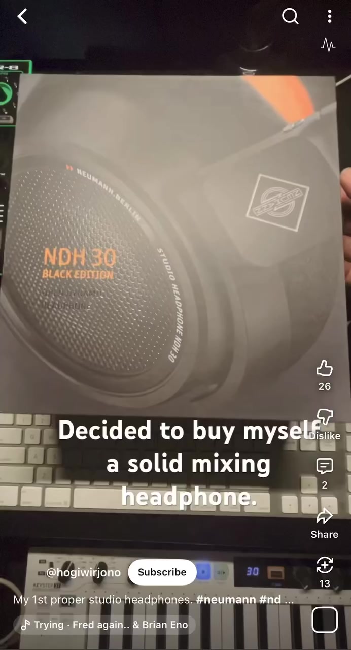 السلام عليكم شلونكم شباب 

سماعة Neumann NDH 30 (Open-Back Studio Headphones)

للجماعة اللي يدورون دقة خرافية بالصوت، عندي سماعة نيومان NDH 30 الغنية عن التعريف للبيع. السماعة غسلت السوك من نزلت لأنها تنطيك صوت الستوديو مونيتور (مثل سماعات KH 150) بس على شكل هيدفون.

• ليش هاي السماعة؟ صوتها كلش "Flat" وحيادي، يعني تسمع الصوت الحقيقي بدون أي تلوين. مثالية جداً لجماعة المكس، الماسترنك، والمونتاج الاحترافي.

• الراحة: مريحة جداً بجلسات الشغل الطويلة وتصميمها يخلي الأذن تتنفس لأنها (Open-back).

• النظافة: السماعة مستعملة أخت الجديدة، صناعة ألمانية أصلية وبناء معدني قوي يعيش عمر.

• الملحقات: تجي مع الواير الأصلي ومحول الـ 6.3mm.
أهم المميزات التقنية (للتوضيح):
• التردد: استجابة واسعة جداً من 12 هرتز إلى 34 كيلوهرتز.
• المقاومة: 120 أوم (تشتغل بشكل ممتاز مع كارتات الصوت الاحترافية).
• التصميم: قابلة للطي لسهولة النقل.

سعر ٦٠٠ الف !


**إذا كنت صاحب هذا الإعلان وتريد حذفه لأي سبب، رجاءا أرسل رسالة إلى الدعم الفني**