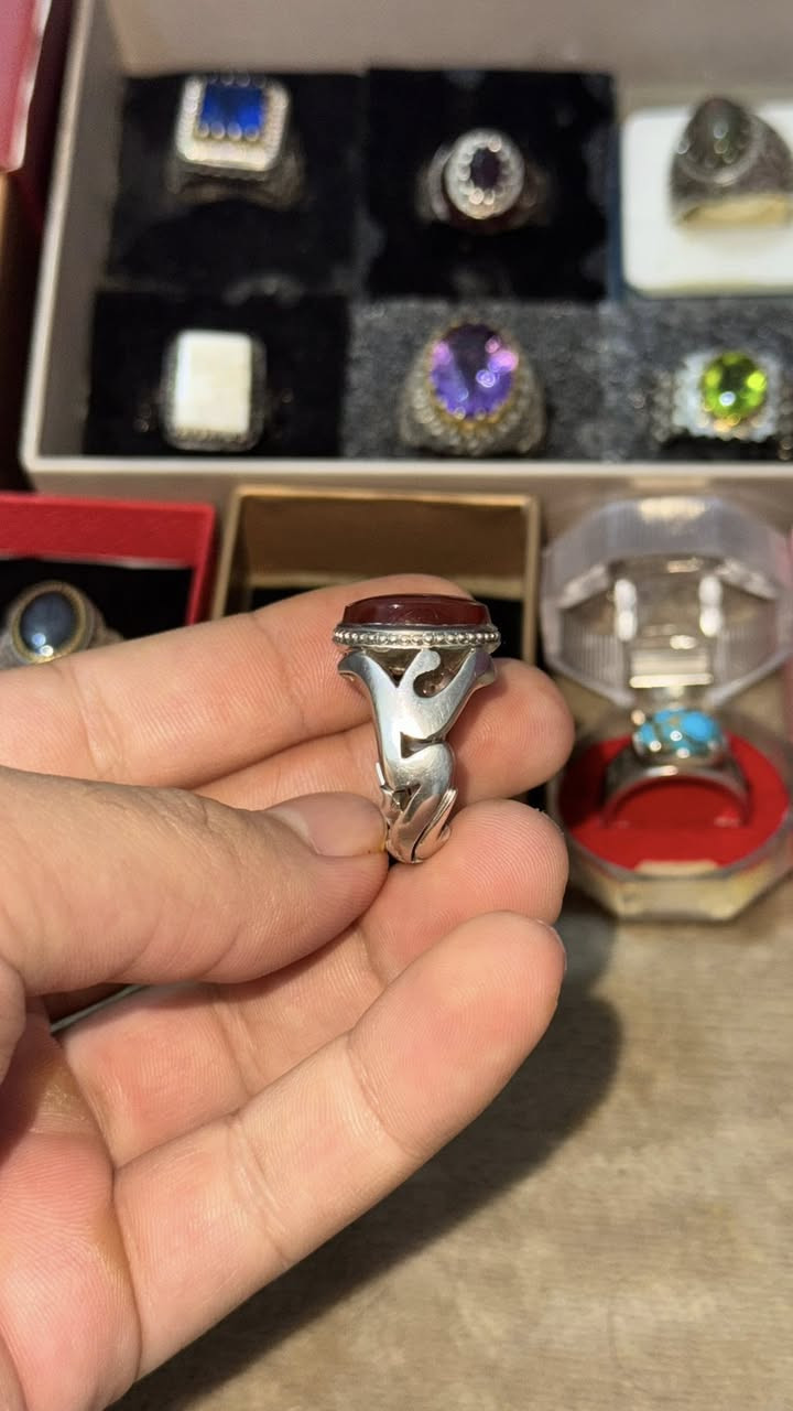 عقيق يماني ذمه مشروط
صياغة يدويه ثقيلة مميزه ومتعوب عليها حفر (يا علي ) 
موقعي البصره 
هـ ***********
