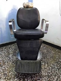 كرسي حلاقة جلد  جكات تشتغل مستعمل نظيف عدد ٢ للبيع السعر اثنينهم ٢٢٥ و...