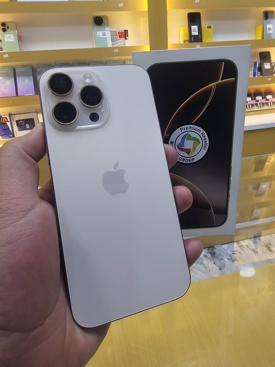 ١٦ برو ماكس بي شامه كلش صغيره
بطاريه ٨٧ جهاز مكفول من كلشي حته من الشخط ضمان ما داخل المركز ٥ أيام فحص وستحدام ذاكره ٢٥٦ السعر مليون قفل 
العنوان قرب فلكة علوة الرشد / كويريش شارع ٢٠ 
مركز أبل .
يوجد اقساط ( ماستر الرافدين )
***********
