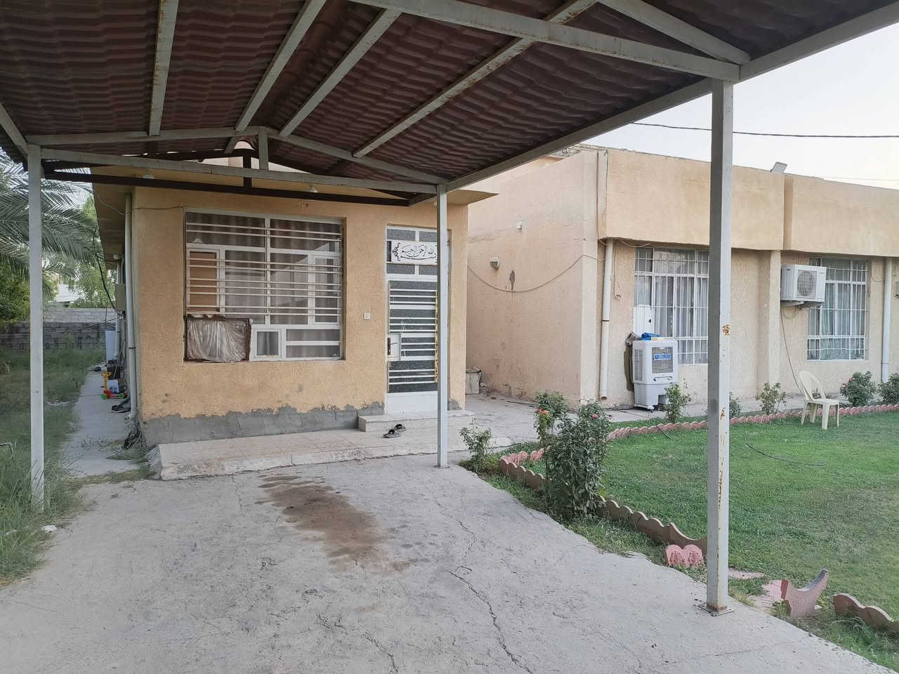 عقار ملك صرف للبيع السند 500م واقع الحال 1000م يحتوي على ثلاث منازل المنزل الاول 450م يحتوي على خمس غرف نوم واستقبال كبير 12م ومشتمل سند 50م واقع حال 100م ومنزل 120م واقع حال 

العنوان / ابو غريب/دول الخيول/ خلف مجمع اسد بابل 
التواصل:: ***********
