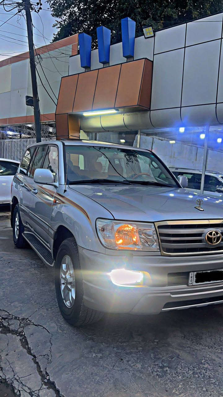 السلام عليكم لاندكروز ٢٠٠٦ لون سلفر رقم شمالي أربيل بأسمي السياره بدون صبغ عدا الدعاميه الاماميه مكينه ٦سلندر بلادي تخم تاير بيه السياره فتحة سقف داخل مخمل  فورويل درايف ،دبل تانكي حساسات أمامي خلفي اضافه إلى زراكات للأيت ، كشافات أماميه، ٧راكب ، وباقي المواصفات المعروفه السعر 205  وبيه مجال ***********
