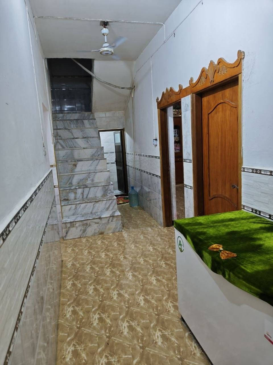 سلام عليكم بيت  في الحيانيه المنطقة الرابعه قرب جامع سيد حيدر الحلو  مساحة البيت 150 متر بناء طابوك بلكامل البيت طابق ونص اربع غرف نوم لبيت طابو صرف تحويل مباشر (لسعر خاص)  لستفسار على هاذ رقم  ***********
