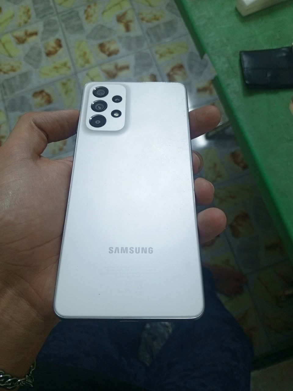 السلام عليكم شباب.. للبيع جهاز سامسونج Galaxy A73 5G (فقط الجهاز بدون ملحقات).ا
لجهاز غني عن التعريف بواحد من أفضل معالجات سامسونج للألعاب والتصفح (يشغل ببجي 60 فريم مستقرة).
المواصفات والنظافة:الذاكرة: 256 جيجابايت (النسخة الكبرى) مع رام 8 جيجا.
الشاشة: أصلية 100% بلد وبصمة الشاشة المدمجة شغالّة وسريعة جداً (تكدر تفحص وتتأكد بنفسك قبل الشراء).
الكاميرا: 108 ميجابكسل تصوير خرافي ونقي جداً.الحالة: الجهاز نظيف جداً وأخو الجديد، فقط الظهر بيه أثر حبر جاف خفيف وبسيط وموضح بالصور (غير مؤثر نهائياً وتقدر تنظفه أو تغطيه بكفر).السعر: 230,000 دينار عراقي (وبيه مجال بسيط  للشراي ).
المكان: [: بغداد. مدينة الصدر


**إذا كنت صاحب هذا الإعلان وتريد حذفه لأي سبب، رجاءا أرسل رسالة إلى الدعم الفني**