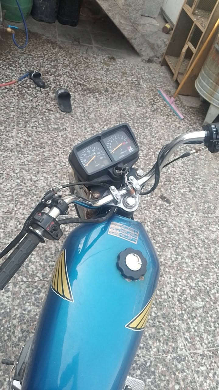 سلام عليكم درجه يراني 5كير درجه شغاله وخير من الله شلعه ومعدل مكينه خرسه متسمع صوت ناعمه كلش بس بيه خيط تبخير ومن تجمع ايروح ترايك وين متريد ضفيره جديده باتري جديد بريك جديد هورن سلف مالته يحتاجله دشلي  والباقي كدامك مكاني بغداد مدينه الصدر بيع او مراوس السعر 275 وبيه مجال *********** رقمي بي واتساب
