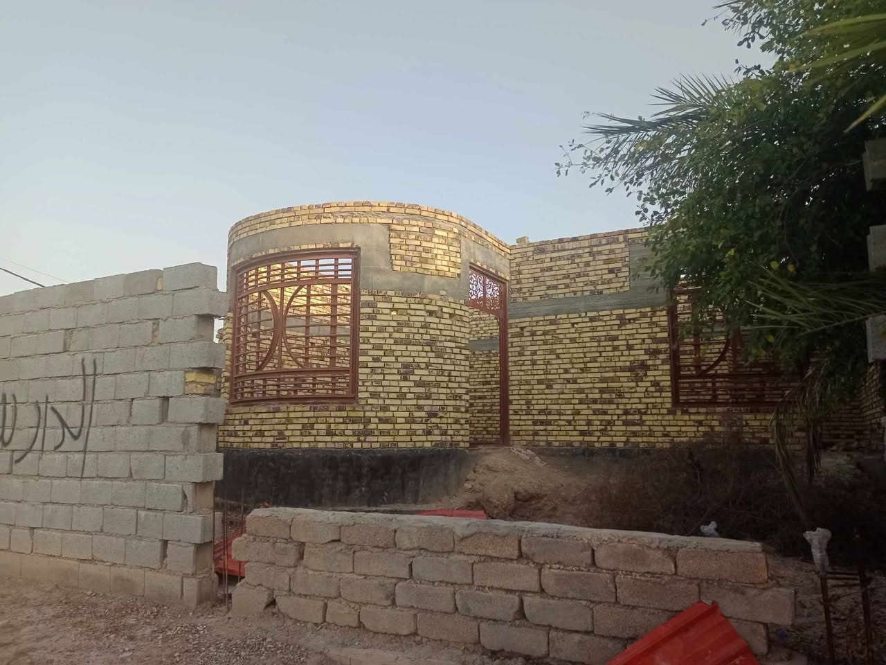 السلام عليكم متاح هيكل مساحة 210 يحتوي ع كراج وحديقة زغيرة واستقبال ومطبخ حار وبارد وهول ومناور ثنين وحمام وتواليت وغرفتين طابو زراعي مكانة الشرشر حي الملتقى ع البزل صفحة الصويلح اي استفسار الرقم موجود واتصل ‏‪
‏‪0770 568 8537‬‏
