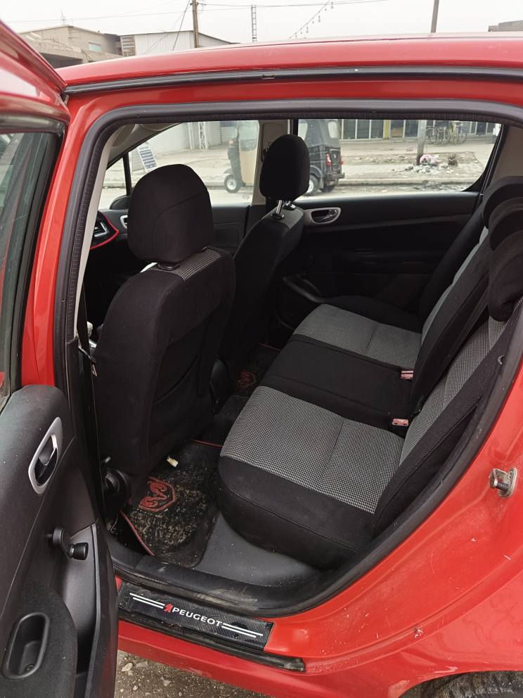 بيجو 307 موديل 2006 رقم بغداد بسمنا شرط شرط تحويل سنويتها ل30 محرك وكير مكفولات تبريد تدفئة وكهربائياتها كلهن شغالات تحكم مري وشاشه وكامرة خلفية شاديلها كشرها مكفول والصور تحكم صدرها نص عمر يرادله تبديل بس يمشي  عارضها 61وبيها مجال قليل واذا اكو مراوس بسيارة أجرة اراوس رقم *********** وبي واتساب بغداد, العراق
