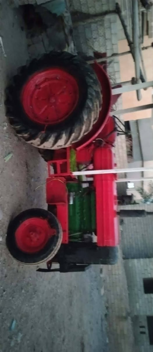 مكلف بالنشر تركتر نوعيه بولندر اربعه المحرك بيه بخار الگير شرط والاكسل شرط تايرات الورى نص عمر والتاير ات الاماميه جدد السعر خمس ملايين ونصف وبيها مجال قليل العنوان محافظة نينوى ناحيه الگياره قريه الهرافي الشراي الاتصال على الرقم ***********
