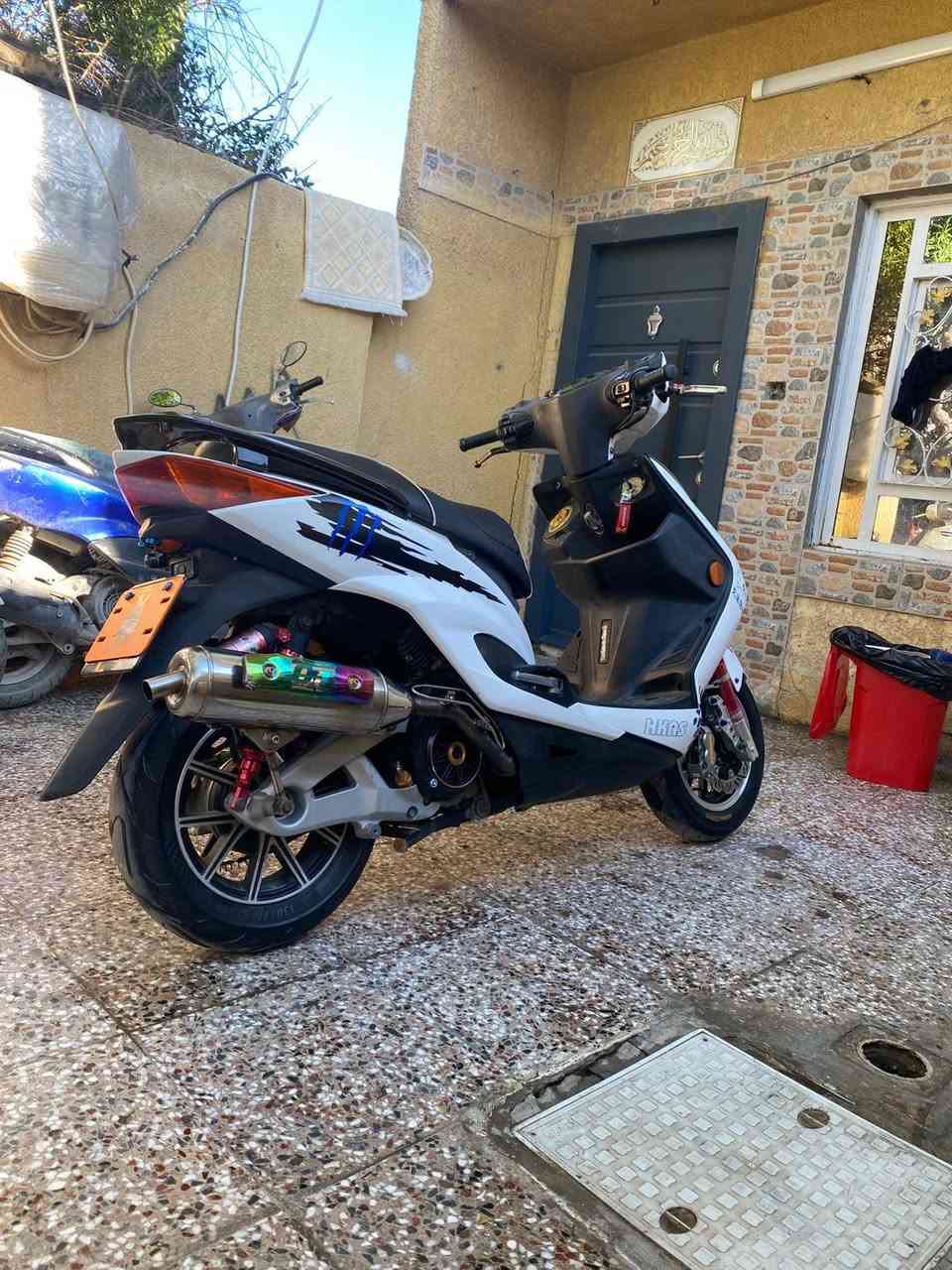 السلام عليكم
‏دراجه سكنس لد طلاعات 
‏مكلفولة من التاير لتاير وشرط ابيع من باب البيت ايشي يطلع بيها تاخذها ونطيك فلوسك
‏دراجه شلعتها كلش قوية ومعدل قفلت  بيها 120 بيها كلجات wf مكينة بلادي ما مفتوحة بل جيس وهذا التزويد البيها مو منا هية اجت هيج بس جم شغلة اني سويتها
‏
‏مكاني بغداد العامرية
‏***********
‏لعلم دراجه زيرو
