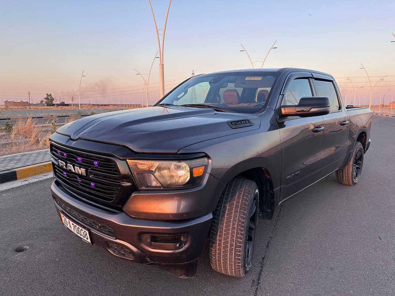 🚘 RAM 1500 LONE STAR 2023 | لون ستار بلاك ✨
الممشى: 38 ألف ميل فقط
المحرك: HEMI eTorque 5.7L
الدفع: رباعي 4x4
البدي: قصير باب طويل (المرغوب)
عليها صوت كزوز طرب مخيف من امريكا
🎩 المواصفات المميزة:
• لون خارجي Star Black الفخم
• داخلية جلد جوزي على عسلي راقية
• تشغيل عن بعد 🔑
• تدفئة مقاعد + تدفئة دركسون
• تعديل كهربائي لدواسات البنزين والبريك
• نظام توقف ذاتي + إطفاء المحرك لتقليل صرف الوقود
• نظام صوت الباين فاخر 22 سماعة + دمّام محيطي 🔊
• كشافات جانبية مع إضاءة ترحيب بالمرايا
• الجامّة الخلفية كهربائية
• شاشة متوسطة الحجم+ حساسات أمامية وخلفية + كاميرا
• تبريد قطعتين
• الصدر (جديد بالكامل) جاهز بالكامل
• بلكات المحرك مبدلة حديثًا وكالة Bush✅
وبعد بيها هواي مواصفات
⚠️ ملاحظة: السيارة حادث جاملغ أيمن وبنيد  فقط بارد، مصلح بشكل نظيف جداً. بدون شواصي
رقم صلاح الدين مميز
📍مكان السياره : سامراء
السعر /335 ورقه
☎️***********
💎 السيارة ناعمة جداً، نظيفة من الداخل والخارج، وجاهزة للنقل فوراً.
