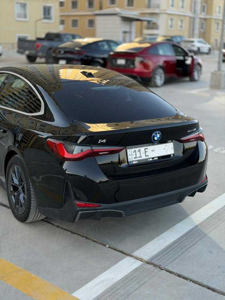 السلام عليكم 
للبيع 
BMW I4 eDrive35 
2024
🔋سياره كهرباء بالكامل _ بطارية 84 KWH 

مدخلين شحن Ac/Dc

وارد أمريكي: 
حادثها موضح بالصور :
 فقط بارد بالجاملغ الخلفي وبيها رصعة بالجاملغ الأمامي والباب الخلفي مصلحها بتقنية PDR …. والشباك الأمامي مبدل ….. الايرباكات عليها مقاومة.. وايرباك الاستيرن تبدل بواحد اصلي سستم …. 

______________________________________________
 (Electrically Excited Synchronous Motor).نوع المحرك

•نظام الدفع : خلفي (RWD) 
•عزم دوران : 400 نيوتن متر 
•نظام التعليق: تعليق أمامي MacPherson وتعديل خلفي مستقل خماسي الوصلات ( موصول بنظام متكيفة لراحة فائقة )
•المدى: من 400 إلى 480 كيلومتر بالشحنة الكاملة (حسب ظروف القيادة وطبيعة الطقس ) 
•الشحن السريع (DC Fast Charging): يدعم حتى 180 كيلوواط (يشحن من 10% إلى 80% في حوالي 31 دقيقة).
•نظام الاسترجاع: مستويات متعددة لاسترجاع الطاقة أثناء التباطؤ والفرملة (شامل وضع القيادة بدواسة واحدة One-Pedal Driving / وضعية B.
•الفرامل والتحكم بالثبات: نظام الفرامل المانعة للانزلاق(ABS)، توزيع قوة الفرملة إلكترونياً (EBD)، نظام التحكم الديناميكي بالثبات (DSC)، ونظام التحكم في الجر (DTC).
______________________________________________
المواصفات : 
•فتحة سقف
•بصمة + بصمة أبواب 4 
•هاند بريك كهرباء 
•نظام اوتو هولد 
•أنظمة قيادة (Comfort,sport,Eco pro)
• تدفى بالكشنات الأمامية 
•كشنات جلد بالون الأحمر 
•الكشنات الامامية كهرباء 
• نظام خزن وضعية الكشن 
•شاشة وسطية للمعلومات والترفيه تعمل باللمس قياس 14.9 بوصة موجهة نحو السائق.
•شاشة عدادات رقمية بالكامل قياس 12.3 بوصة قابلة للتخصيص.
•الشاشة تدعم التحكم بالأوامر الصوتية واللمس و  Gesture Control.
•تدعم نظام Carplay, Android Auto .
•نظام الملاحة Navigation 
•نظام تحذير السرعة Speed Warning 
•شاحن لاسلكي Wireless Charger 
•WiFi Hotspot 
•مخارج USB/AUX 
•حساسات امامية وخلفية و جانبية 
• نقطة عمياء 
• رادار امامي وخلفي وجانبي 
• نظام تحذير من مغادرة المسار Lane Departure Warning 
• نظام تحذير تغير المسار Lane Change Warning 
•مساعد الانتباه Attention Assistant 
•مساعد اليقظة Attentiveness assistant 
•نظام تدخل التوجيه الذي يساعد في تعديل اتجاه السياره تلقائياً للحفاظ على المسار Steering intervention 
•نظام تحذير من الاصطدام الامامي والخلفي 
•نظام تنبيه حركة المرور التقاطعية الخلفية (Rear Cross-Traffic Alert).
•مانع انزلاق 
• مثبت سرعة Cruise control 
•أضاءة ترحيبية 
•كاميرا خلفية عالية الدقة بزوايا واسعة.
•حساسات ركن أمامية وخلفية بالموجات فوق الصوتية (PDC).
•مساعد الرجوع للخلف التلقائي (Backup Assistant)
•تكييف هواء أوتوماتيكي إلكتروني بنظام توزيع ثلاثي المناطق (Tri-zone Automatic Climate Control).
•صندوق خلفي كهربائي بالكامل (Power Liftgate) مع خاصية الفتح بالحركة دون استخدام اليدين (Hands-free access).
•اضوية ليزر BMW Laser Lights
•ليد BMW LED headlights 
•مصابيح نهارية LED 
•مصابيح خلفية LED 
•مرايات جانبية كهربائية قابلة للطي 
• إشارة بالمرايات الجانبية 
•تبريد خلفي منفصل 
______________________________________________
السياره حالياً ماشيه (16.000) الف ميل 

📍مكان السياره: بغداد / اليرموك 

💲 السعر : 28.000$ وبيها مجال بسيط 

للاستفسار: ***********
