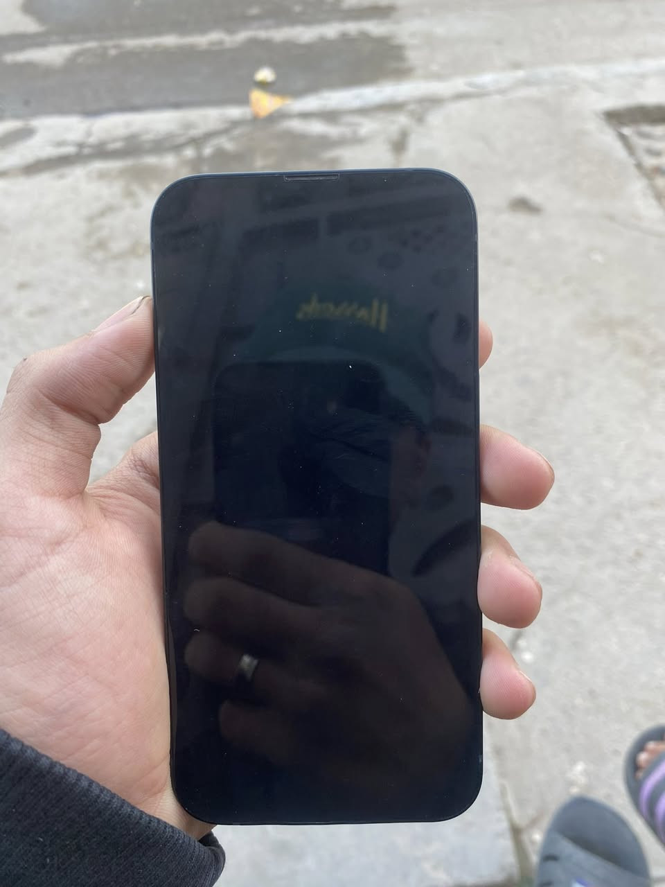 سلام عليكم 13 عادي لون اسود جهاز جديد قبل فترة اخذته من الربيعي السعر 475 بي مجال حق الجية بطارية 90 رقم التواصل ***********
