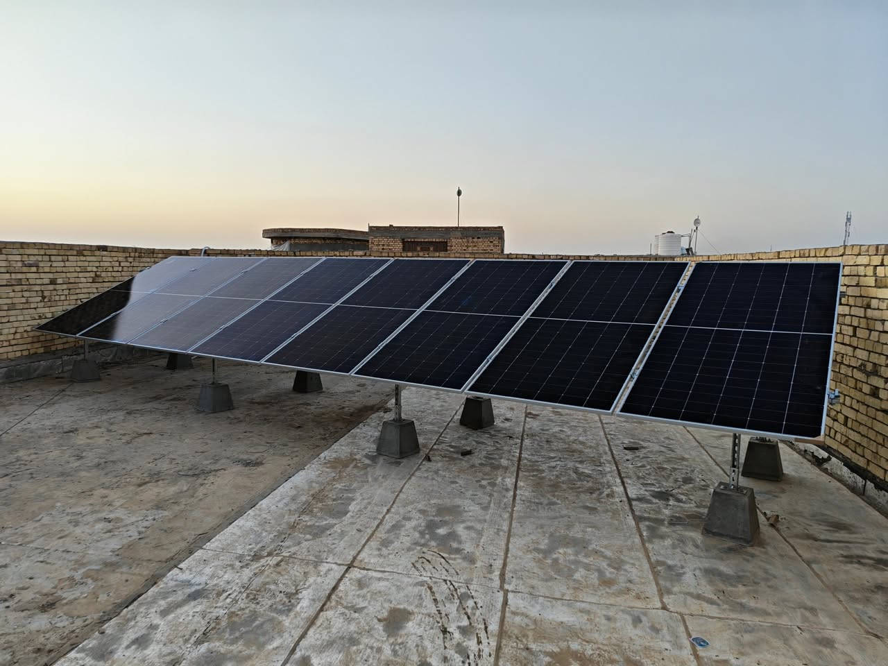 💡☀️ الربط الصحيح للمنظومات الشمسية 💡☀️
لا يعني فقط تشغيل الكهرباء  
بل يعني الاعتماد الحقيقي على الطاقة الشمسية حتى مع توفر الوطنية، لتحقيق أعلى توفير وأفضل كفاءة تشغيل داخل المنزل.

تم بحمد الله نصب وتشغيل منظومة طاقة شمسية متكاملة  
للسيد  الدكتور فلاح  
📍 ذي قار / الشطرة طريق البدعة 

⚡ مواصفات المنظومة:
✅ إنتاج أكثر من 18 أمبير نهاري  
✅ تشغيل ليلي 16 أمبير  
✅ إنفيرتر Deye   6KW  
✅ بطارية deye سعة 16kwh  
✅ عدد 8 لوح LONGi X10 عالي الكفاءة  
✅ هيكل حديد ميكانو شد وفتح مع صبات تثبيت
✅ جهاز ATS بارد منفصل لحماية وتحويل أفضل  
✅ منظومة تأريض متكاملة لحماية الأجهزة والمنظومة بالكامل  

  مكتب المهندس لحلول الطاقة – الناصرية
مزايا حلولنا:

اعتماد أكبر على الطاقة الشمسية
حماية أعلى للأجهزة الكهربائية
تشغيل ذكي واستقرار أفضل للمنظومة
رفع كفاءة التوفير داخل المنزل

للتواصل والاستفسار:

الموقع:محطة غسل الغزالية قرب الجسر الهولندي مقابل كراج بغداد الموحد
الهاتف:  ***********
@
