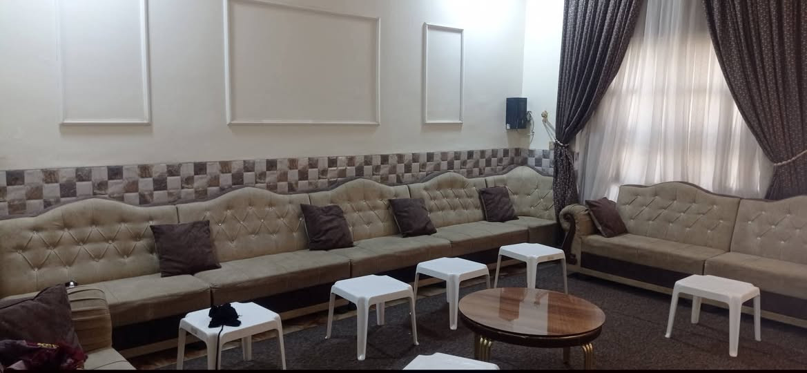 بيت طابقين بالجمعية بشارع علوية منجل 
فوك مشتمل كامل غرفه ومطبح وصحيات وصالة وسطح 
وجوة غرفتين ومطبخ وصحيات 2 وصالتين واستقبال بناء مرتب  *********** ديوانية, القادسية
