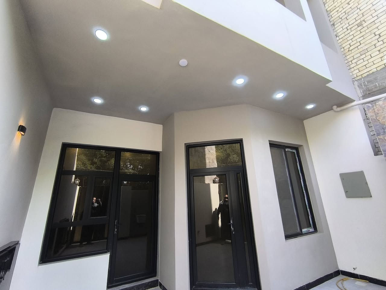 🏡 دار للبيع – النجف الأشرف / حي ميسان قطاع 14 (على ساحة) 🌟
✨ دار حديثة بطابقين وتصميم أنيق، مناسبة لسكن عائلي مريح.
📏 المساحة: 120 متر
🏗️ البناء: درجة أولى (طابوق + صب جسور)
🔹 التقسيم:
🔸 الطابق العلوي:
🛏️ غرفتا نوم – 👨‍👩‍👧‍👦 صالة عائلية – 🚿 حمام
🔸 الطابق الأرضي:
🛏️ غرفة نوم – 🛋️ صالة – ✨ استقبال – 🍴 مطبخ – 🚿 حمام داخلي + 🚻 حمام خارجي
💎 المميزات:
✔️ منظومة كاميرات مراقبة 🔒
✔️ منظومة غاز حديثة 🌬️💧
✔️ أرضيات مرمر فاخر 🪞
✔️ بورسلين هندي أنيق 🇮🇳
✔️ منظومة بوري شافطة احترافية 🚿
✔️ منظومة سبالت مع بوري تقطير متكامل ❄️
📞 للاستفسار: ***********
 #عقارات #النجف
