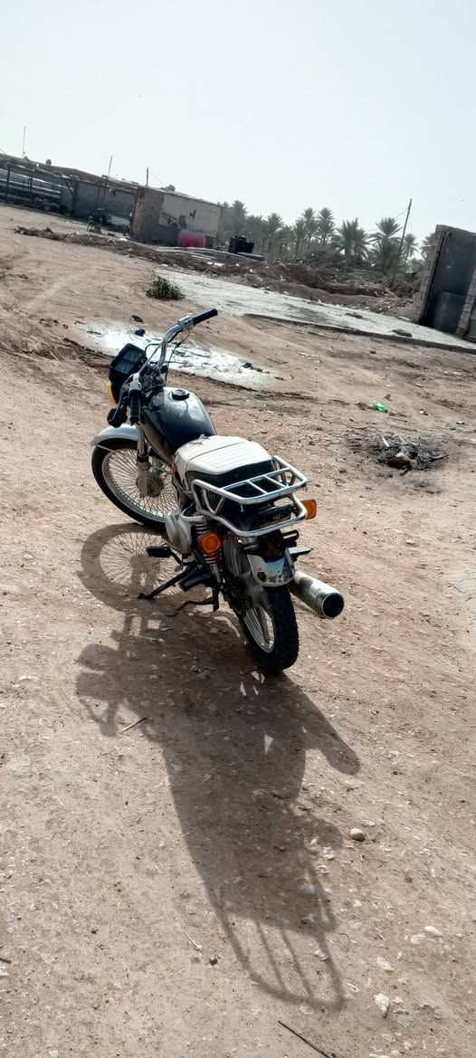 السلام عليكم ورحمة الله
دراجة 23 سونك الأصلي 
مبدل تانكي 
ومبدل الويل الخلفي سويته جوبلس  
مفتوحه بس ولفات ع ايدي 
كهربائيات كله شغاله نضيفه 
أوراق كامله أصولي 
العنوان حله طريق حله ديوانيه قرب شركة الرنا
السعر 325 وبيها مجال 
الرقم واتساب خط 
***********
