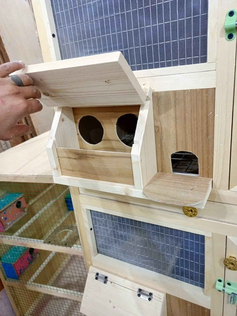 السلام عليكم متوفر حاليا لوكر ابو ثلاثة خانات شغل درجة اولى 
... العرض 70
النزال 50
الارتفاع 55مع الجرار للمربع الواحد 
الارتفاع الكلي 175
.... 
النجف الاشرف حي المكرمه شارع الطاقة للاستفسار  ***********
