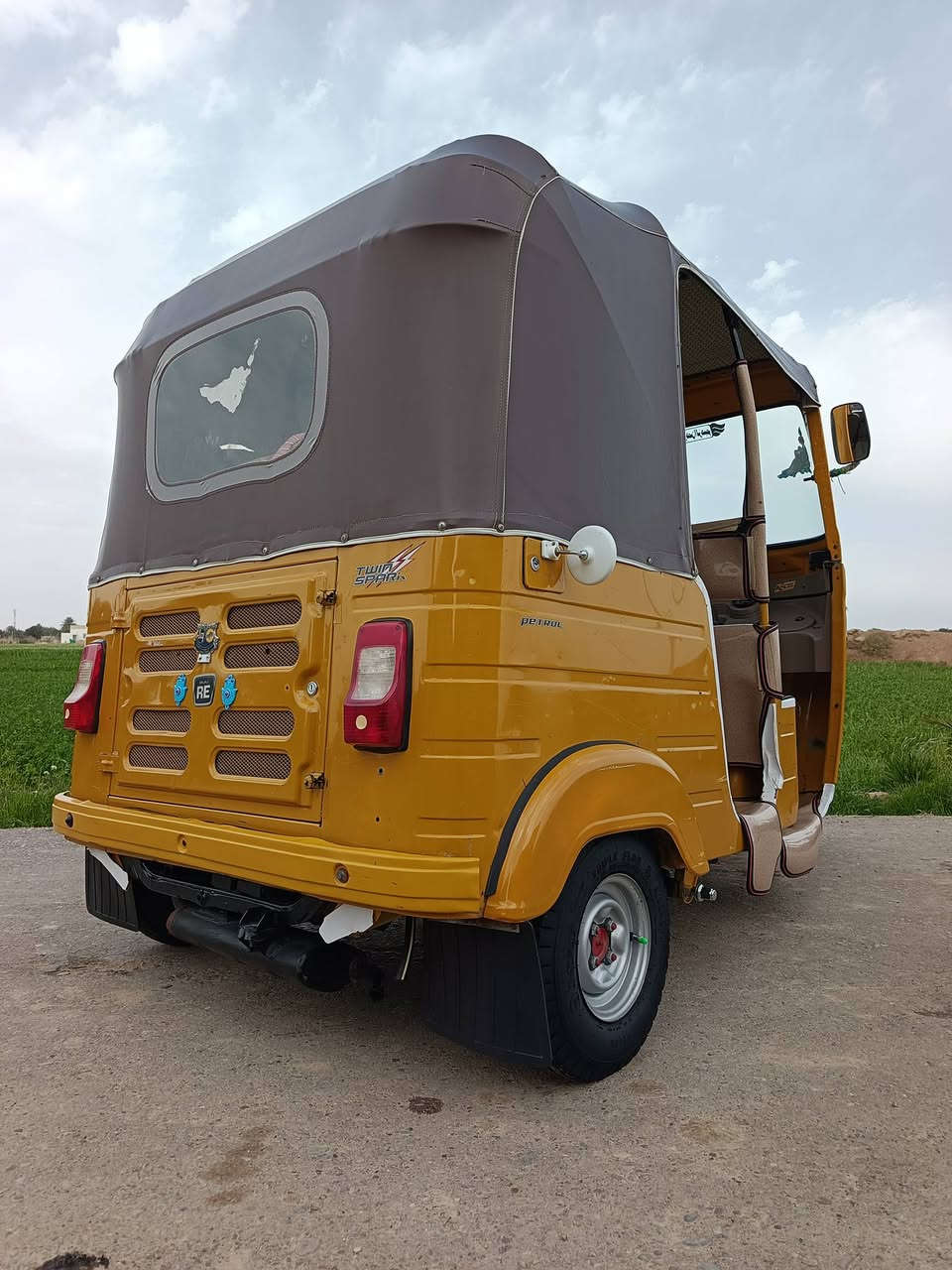 سلام عليكم تكتك للبيع موديل ٢٠٢٠وكيل سيد وسام تكتك مكفوله وحلوه فراش مفروشة تايرات جبلي المكان ميسان المجر الكبير ***********
