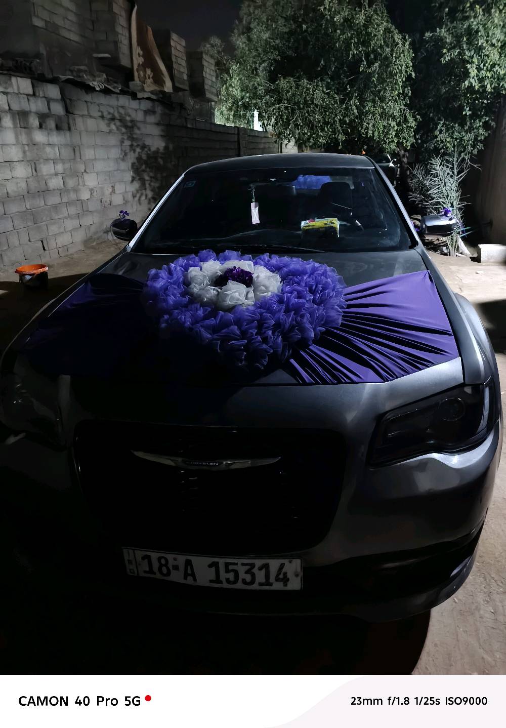 سيارة مزينة ومصممة لحفلات الزفاف أو المناسبات الخاصة. السيارة مزينة بأقمشة وباقات زهور باللون البنفسجي والأبيض على مقدمة وزوايا السيارة مما يعطيها لمسة أنيقة ومبهجة. مناسبة للاستخدام كسيارة موكب رئيسية في حفل زفاف أو أي مناسبة خاصة تتطلب دخولاً مبهراً.