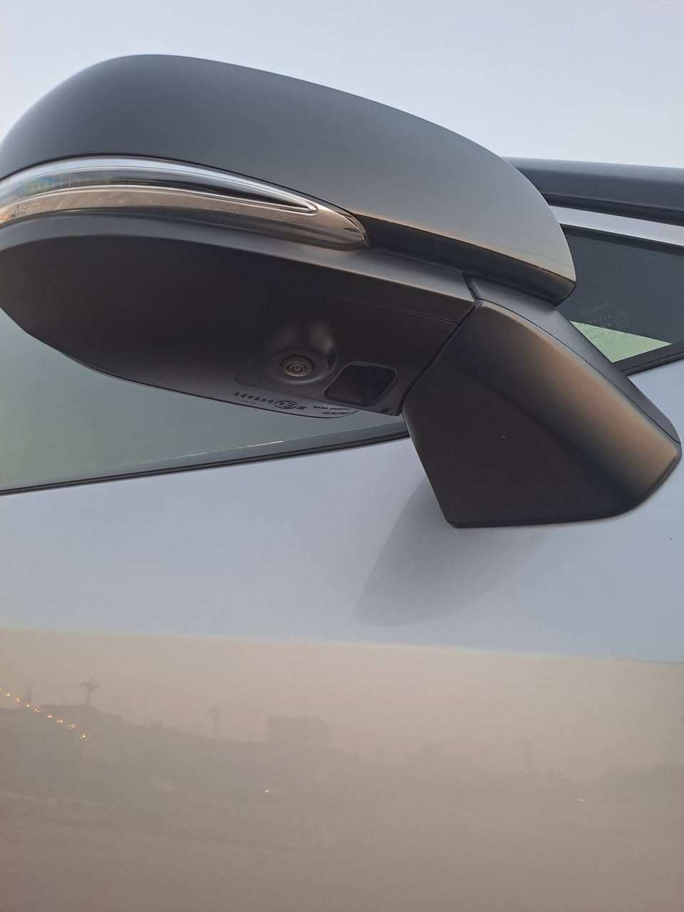 السلام عليكم  السعر 270 ورقه وشرط تجي تأخذها للسونار اذا طلع بيها شي مكايلك عليه اني اخسرلك فلوس السونار والسياره احلى من صورها للبيع فقط راف فور هايبرد وارد أمريكي موديل 2023 محرك 2500 فئه xse فول مواصفات للاخير بانوراما معروفه مواصفات ال xse حادثها موضح بالصوره تصليح شبر بالجاملغ ومصبوغ على كد الشبر الباقي مكفول من الصبغ راديترات غراضها كلها اجتي وياها مرقمه بغداد للإستفسار ***********
