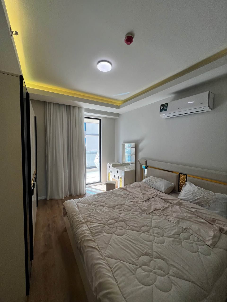 🏢 شقة للإيجار في مجمع كرين وورلد تاور! ✨
 🛋️ مؤثثة Vip بالكامل بأرقى الأثاث المودرن.
 💡 الخدمات، الماء، والكهرباء مجاناً! 🤩
 🌅 بلكونة واسعة بإطلالة ساحرة ومفتوحة.
 💰 السعر: $500 شهرياً.
📞 للأستفسار أتواصل معنا (***********)
📍 شركة أموال عقارية(Amwal Real Estate) أربيل, العراق
