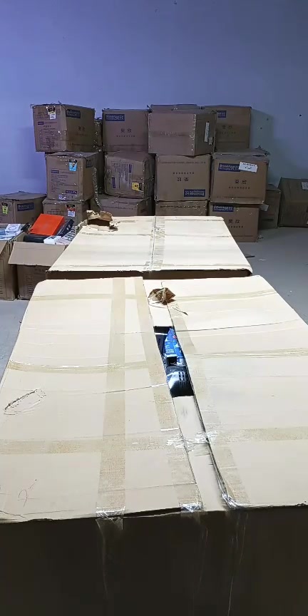 على بركه الله وصول كارتون المفاجئات كارتون دبل يحتوي على اجهزه كهربائيه ماركات المانيه العنوان الكوفه تواصل واتساب ***********
