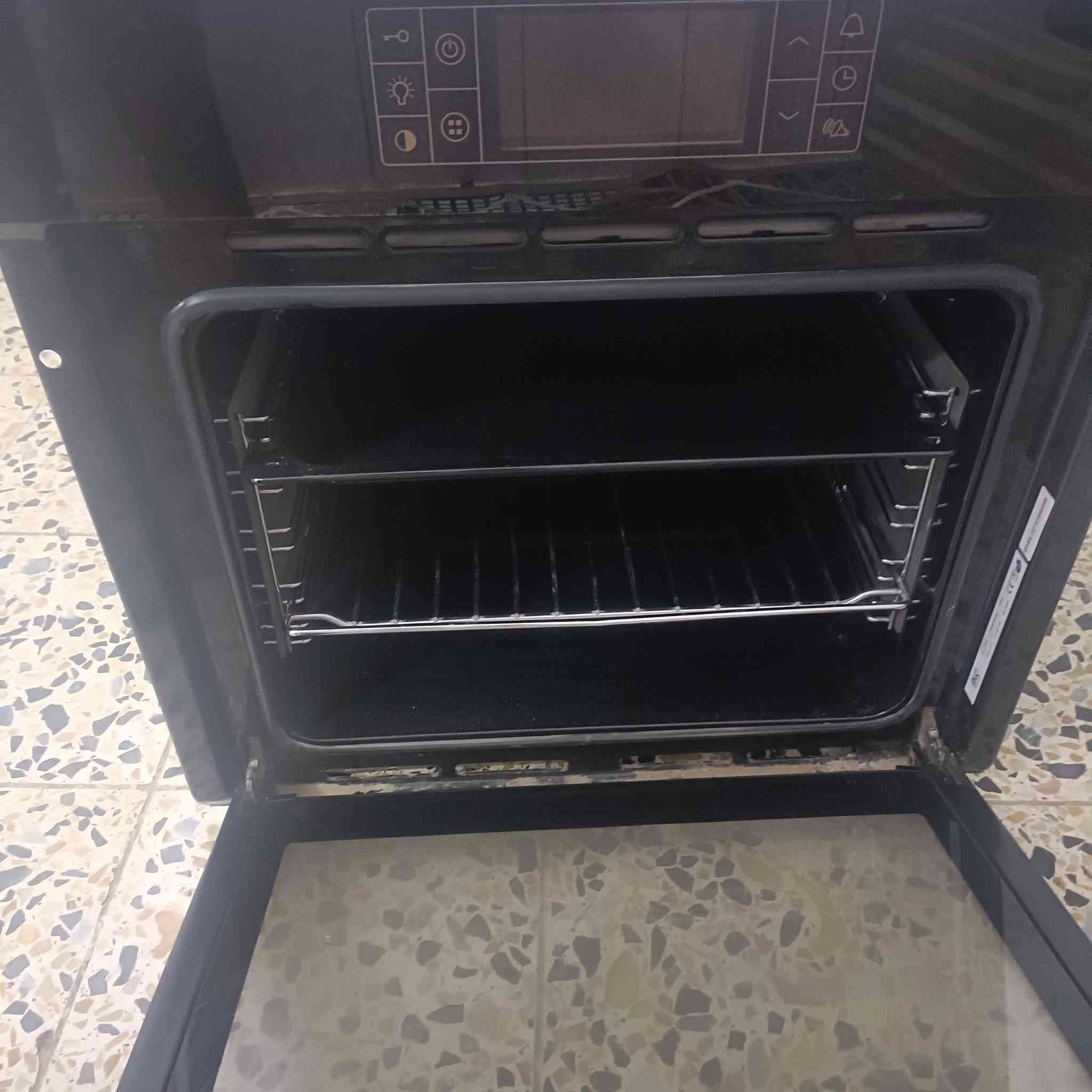 اوفن للبيع ما مستعمل ولا شاوين بي ابد جبير  كنترول لمس نظيف كلش بس الجامه الاماميه الخارجية مكسوره الداخليه ما بيها شي شغال طبيعي  
السعر 100 الف بي مجال قليل الاستفسار ***********
