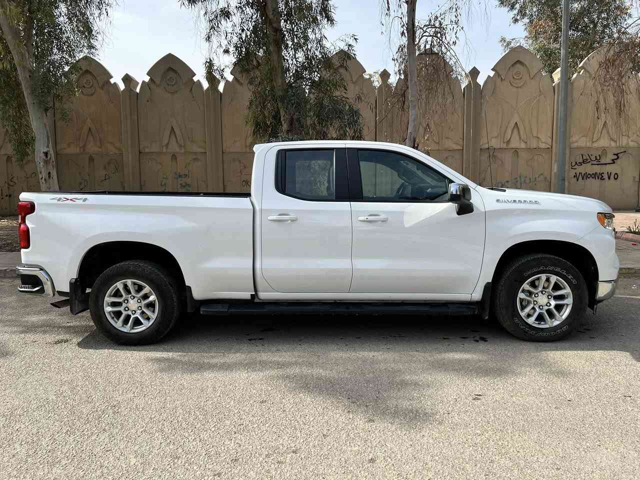 سلام عليكم ((مرقم بغداد كامل))
السعر 295 ورقة وبيها مجال
شفروليه سلفرادو موديل ٢٠٢٣ للبيع 
دفع رباعي دفع خلفي 
((محرك ٥٣٠٠ ثمانية سلندر))
عدادات شاشة وشاشة وسطية كبيرة
ماشية ٢٤ ميل
حادثها خلفي مبدل بدي كامل نفس اللون بدون صبغ 
مكان السيارة بغداد الحارثية
للاستفسار 
***********
