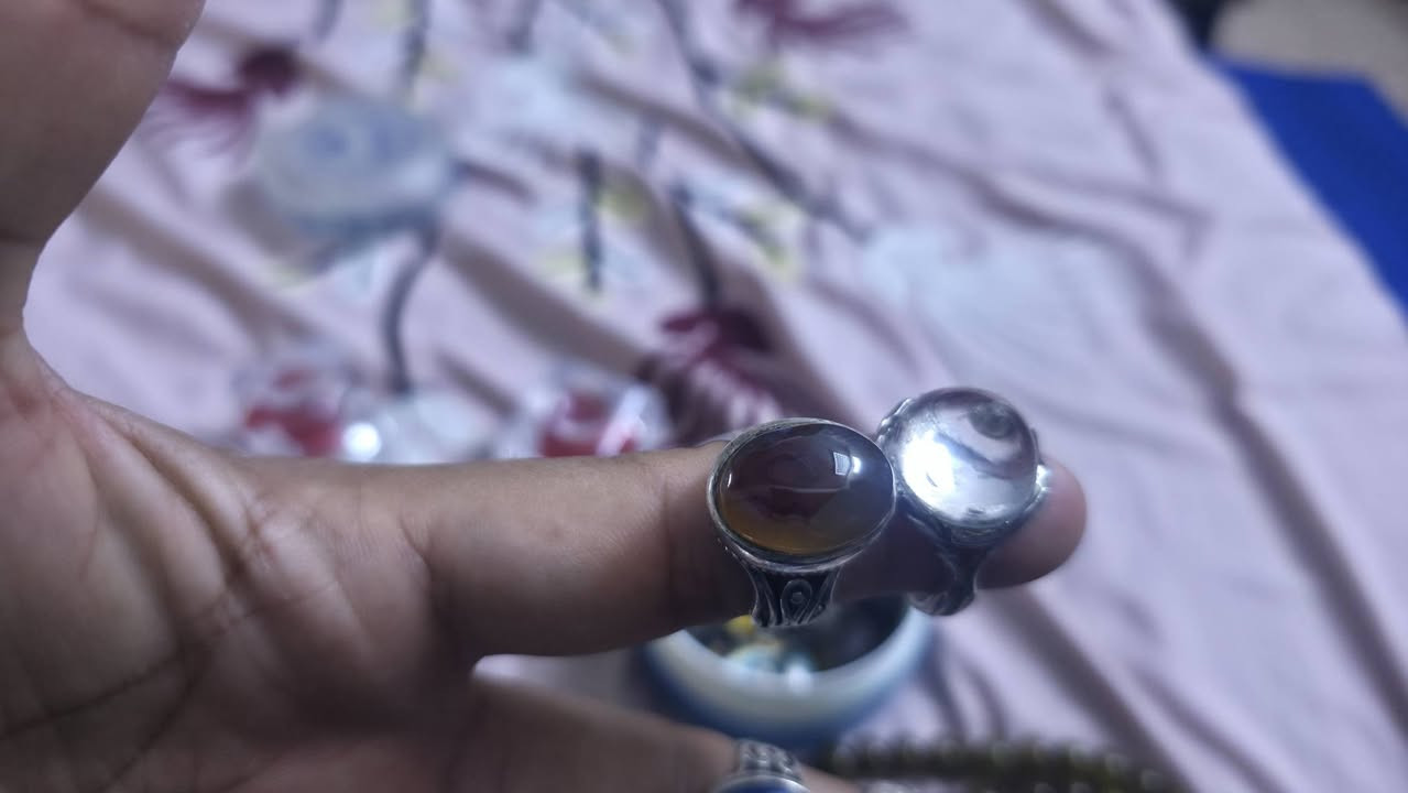 سلام عليكم ورحمة الله وبركاته 
👈تشكيلة راقية من خواتم الفضة عيار 925
👈مرصعة بأحجار يمانية أصلية بأنواعها 
👈تصاميم أنيقة وجودة مضمونة
👈اختيار مثالي للذوق الأصيل والتميز
👈٨ قطع مثل ماموضح بلصور بيهن احجار مصوره 📷
👈السعر 450الف مكاني بغداد حي القاهره 🏠
👈 ***********📞
