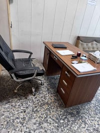 ميز مكتبي جديد مستخدم كلش قليل معه كرسي ١٠٠ الف زاد قنافات ٣ ب ٥٠ الف ...