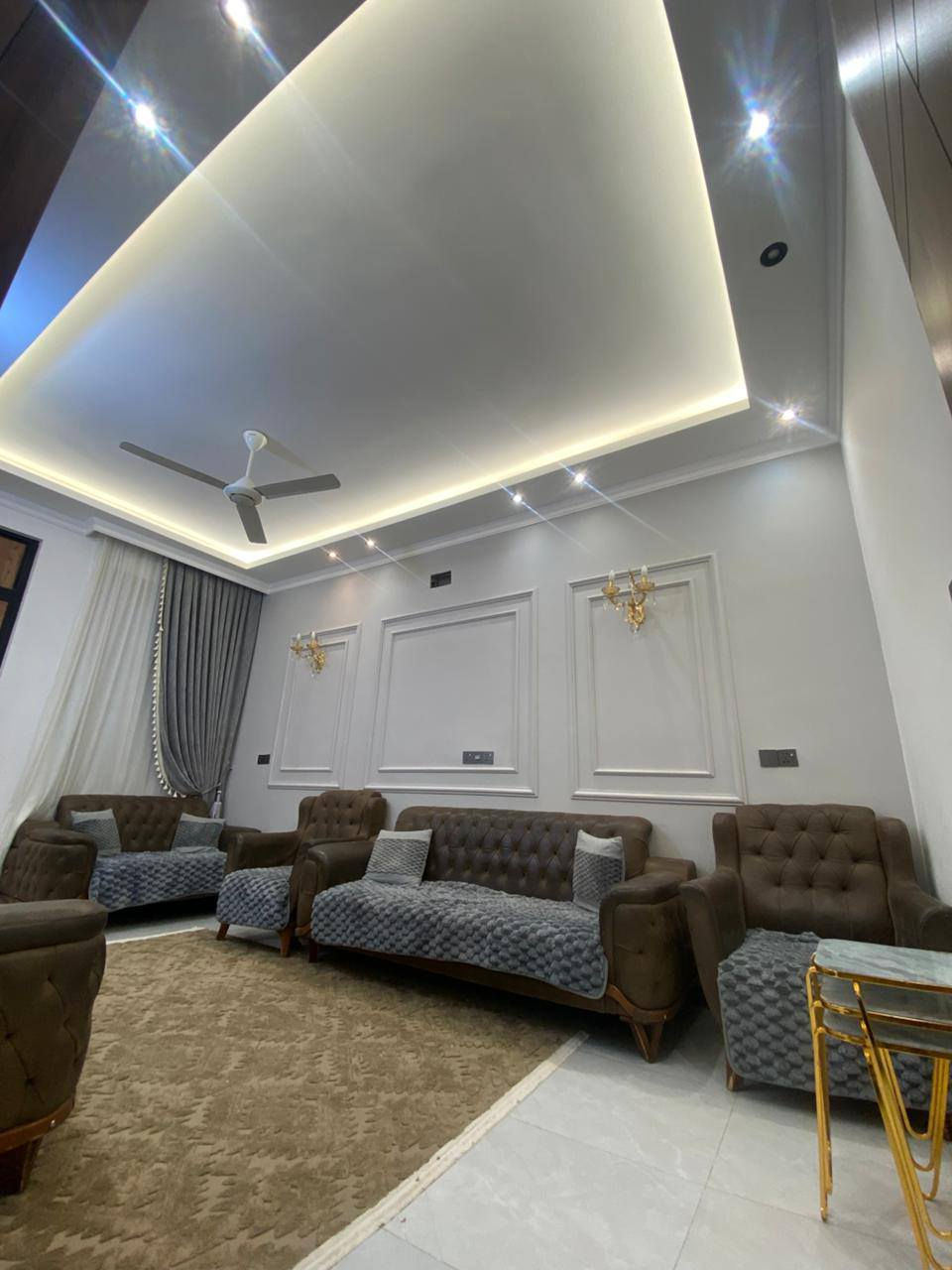 سلام عليكم 
دار للبيع 
الموقع /البعيثه /مجمع شواطئ دجله /خلف شارع زنودالحمداني
المساحه/100م/5في20
يحتوي/3نوم وخدمات 2ومطبخ واستقبال 
تاريخ البناء /2025 شغل درجله اولى من كل النواحي 
السعر/170قابل للتفاوض 
صاحب الدار/***********
