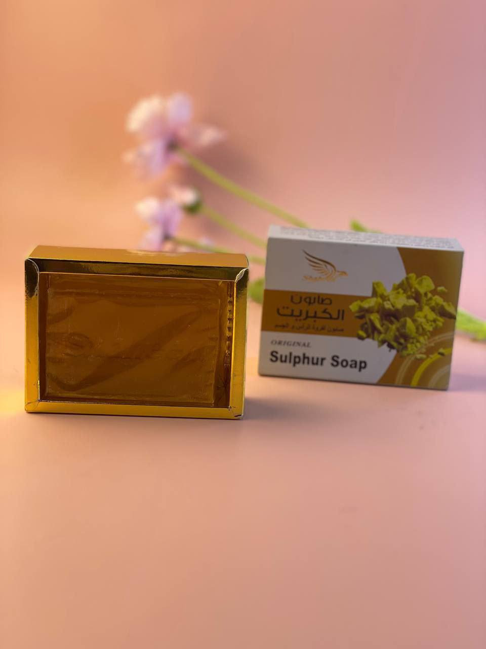 صابونه الكبريت من ماركة شاهين (Shaheen)، 🚿🧼

فوائد صابون الكبريت شاهين
علاج حب الشباب: يعمل الكبريت كمضاد للبكتيريا المسببة للحبوب ويساعد على تجفيف البثور ومنع ظهورها مجدداً.🤍

تنظيم الدهون: يقلل من إفراز الزيوت الزائدة (الزهم) التي تسد المسام، مما يجعله مثالياً للبشرة الدهنية.🧖🏻‍♀️
تقشير وتجديد البشرة: يساعد في إزالة خلايا الجلد الميتة وتفتيح المسام، مما يساهم في توحيد لون البشرة وتحسين ملمسها.✨

علاج مشاكل فروة الرأس: يستخدم للتخلص من قشرة الرأس وتهدئة الحكة الناتجة عن الفطريات. 🚿

مكافحة الأمراض الجلدية: يساهم في تخفيف أعراض الإكزيما، الصدفية، والجرب بفضل خصائصه المضادة للالتهابات والميكروبات. 🌿

طريقة الاستخدام 
الترطيب: بلل المنطقة المراد علاجها (الوجه أو الجسم أو الرأس) بالماء الدافئ لفتح المسام.
الانتظار: اترك الرغوة على الجلد لمدة تتراوح بين 3 إلى 5 دقائق للسماح للمكونات الفعالة بالتغلغل.
الشطف: اشطف البشرة جيداً بالماء الفاتر وجففها بمنشفة نظيفة.
الترطيب البعدي: نظراً لأن الكبريت قد يسبب جفاف البشرة، يُنصح باستخدام مرطب لطيف بعد الاستخدام. 

منشا... تركي 🇹🇷
#صابونة_الكبريت_من_ماركة_شاهين #اصلي #يعالج_الحبوب #معالجة_الاكزما #يعالج_قشرة_الشعر


**إذا كنت صاحب هذا الإعلان وتريد حذفه لأي سبب، رجاءا أرسل رسالة إلى الدعم الفني**